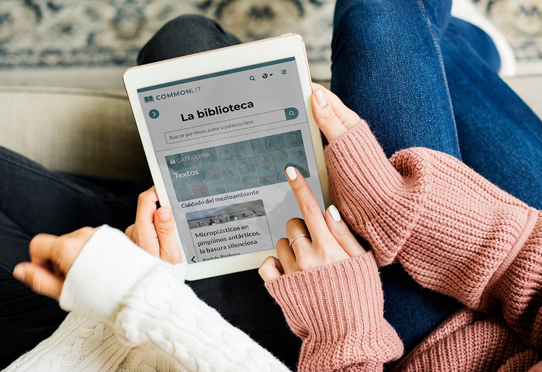 Madre e hija leyendo la Biblioteca Digital de CommonLit Español