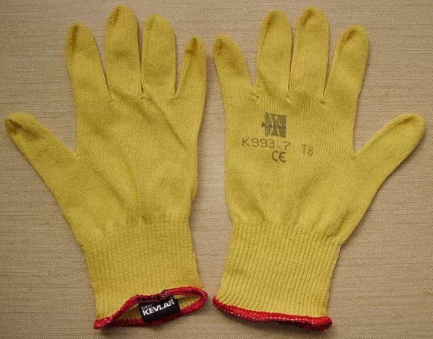Guantes amarillos.
