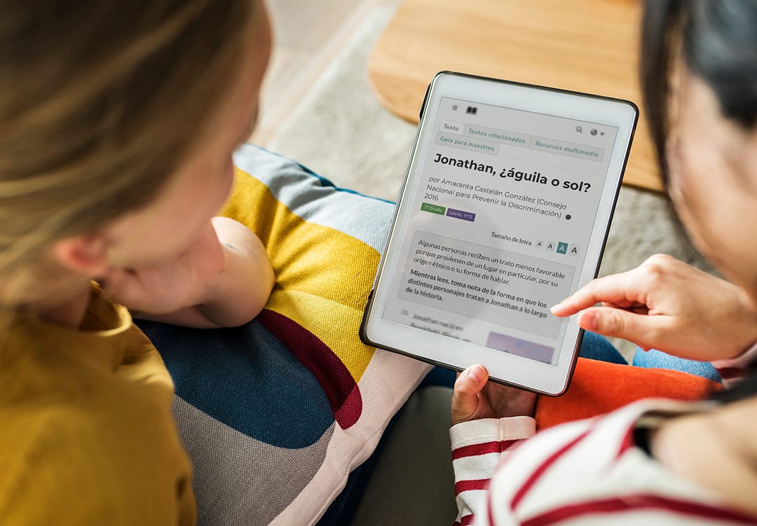 Personas leyendo un texto CommonLit en un iPad